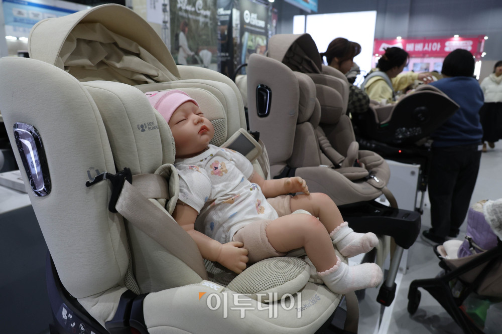 ▲5일 서울 강서구 코엑스마곡에서 열린 2026 마이비베 마곡 베이비페어&유아교육전에 관람객들이 북적이고 있다. 약 360부스 규모로 열리는 이번 행사는 임신·출산 단계부터 육아 초기까지 다양한 분야의 업체들이 참가하며 8일까지 진행된다. 고이란 기자 photoeran@