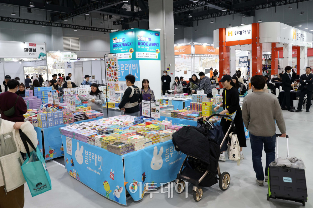 ▲5일 서울 강서구 코엑스마곡에서 열린 2026 마이비베 마곡 베이비페어&유아교육전에 관람객들이 북적이고 있다. 약 360부스 규모로 열리는 이번 행사는 임신·출산 단계부터 육아 초기까지 다양한 분야의 업체들이 참가하며 8일까지 진행된다. 고이란 기자 photoeran@