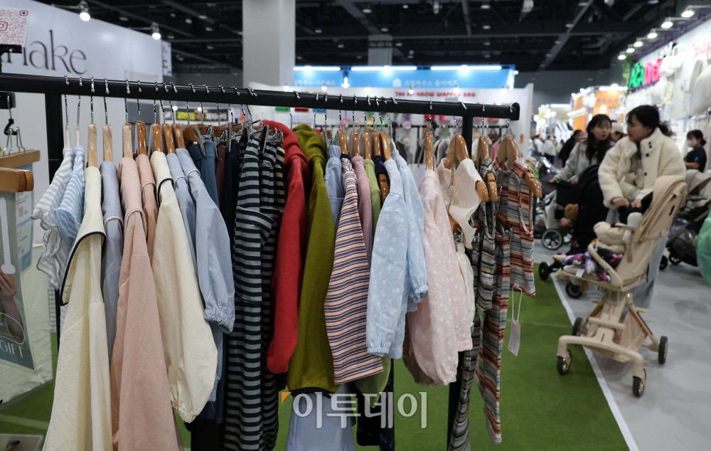 ▲5일 서울 강서구 코엑스마곡에서 열린 2026 마이비베 마곡 베이비페어&유아교육전에 관람객들이 북적이고 있다. 약 360부스 규모로 열리는 이번 행사는 임신·출산 단계부터 육아 초기까지 다양한 분야의 업체들이 참가하며 8일까지 진행된다. 고이란 기자 photoeran@