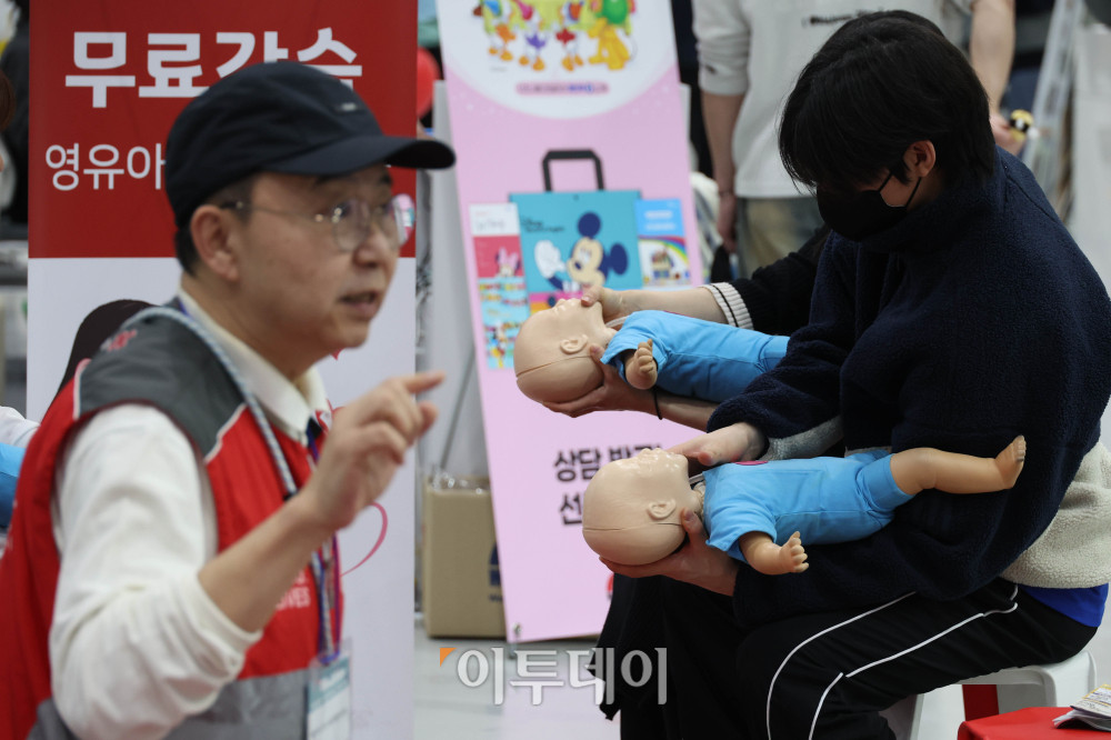 ▲5일 서울 강서구 코엑스마곡에서 열린 2026 마이비베 마곡 베이비페어&유아교육전에 관람객들이 영유아 심폐소생술을 배우고 있다. 약 360부스 규모로 열리는 이번 행사는 임신·출산 단계부터 육아 초기까지 다양한 분야의 업체들이 참가하며 8일까지 진행된다. 고이란 기자 photoeran@