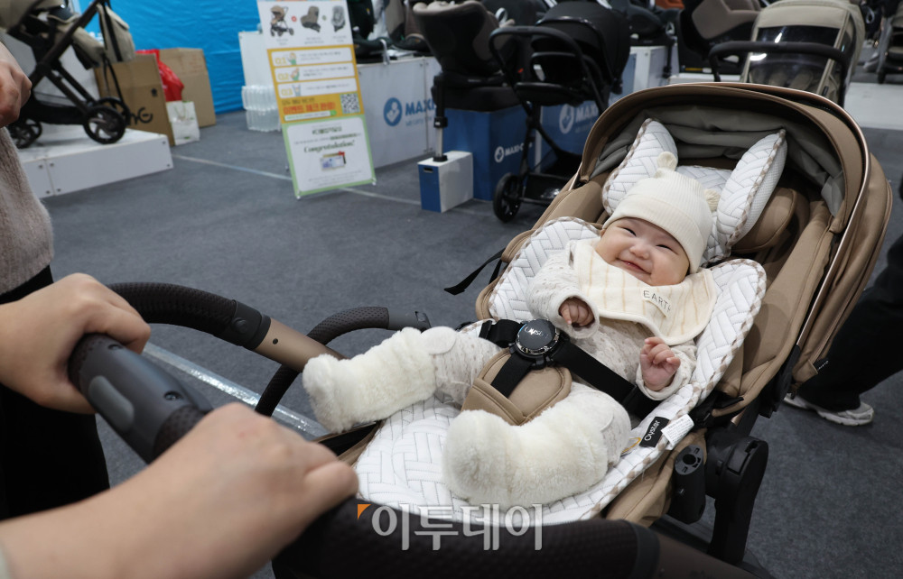 ▲5일 서울 강서구 코엑스마곡에서 열린 2026 마이비베 마곡 베이비페어&유아교육전에 관람객들이 북적이고 있다. 약 360부스 규모로 열리는 이번 행사는 임신·출산 단계부터 육아 초기까지 다양한 분야의 업체들이 참가하며 8일까지 진행된다. 고이란 기자 photoeran@