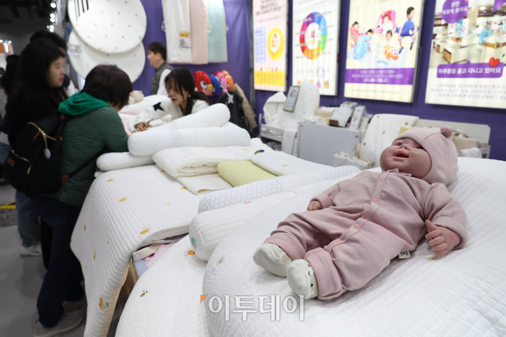 ▲5일 서울 강서구 코엑스마곡에서 열린 2026 마이비베 마곡 베이비페어&유아교육전에 관람객들이 북적이고 있다. 약 360부스 규모로 열리는 이번 행사는 임신·출산 단계부터 육아 초기까지 다양한 분야의 업체들이 참가하며 8일까지 진행된다. 고이란 기자 photoeran@
