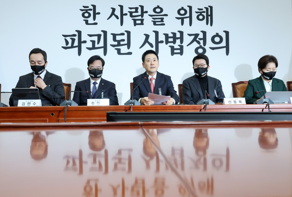 ▲국민의힘 장동혁 대표가 5일 국회에서 열린 최고위원회의에서 발언하고 있다.     최고위를 앞두고 국민의힘은 백드롭(뒷배경)을 '한 사람을 위해 파괴된 사법정의'라는 문구로 교체했다. (연합뉴스)