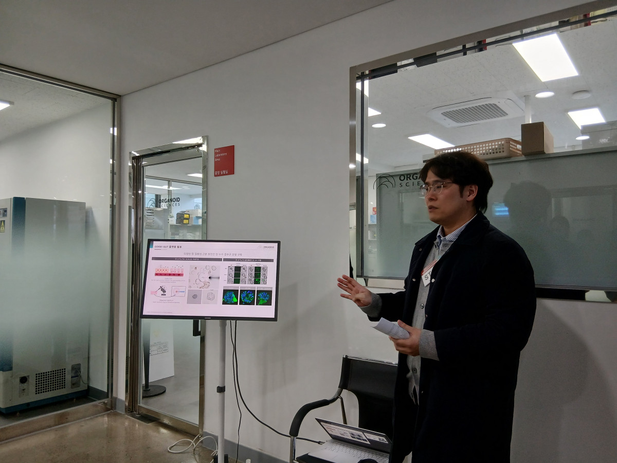 ▲정기호 오가노이드사이언스 사업개발부 과장이 중앙실험실 앞에서 회사의 주요 기술을 소개하고 있다. (한성주 기자 hsj@)