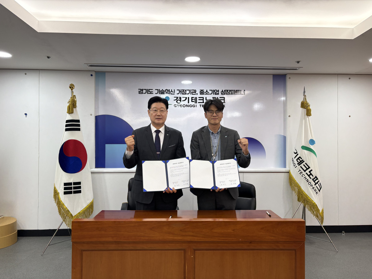 ▲정진수 경기테크노파크 원장(왼쪽)과 윤진형 노동조합 위원장이 5일 경기테크노파크에서 2026년 단체협약을 체결한 뒤 협약서를 들고 기념촬영을 하고 있다. (경기테크노파크)