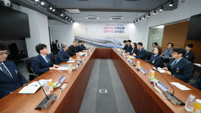 ▲김태승 코레일 사장(사진 왼쪽에서 세번째)이 5일 서울사옥 회의실에서 KTX 기장, 열차팀장과 만나 대화하고 있다. (사진제공=한국철도공사)