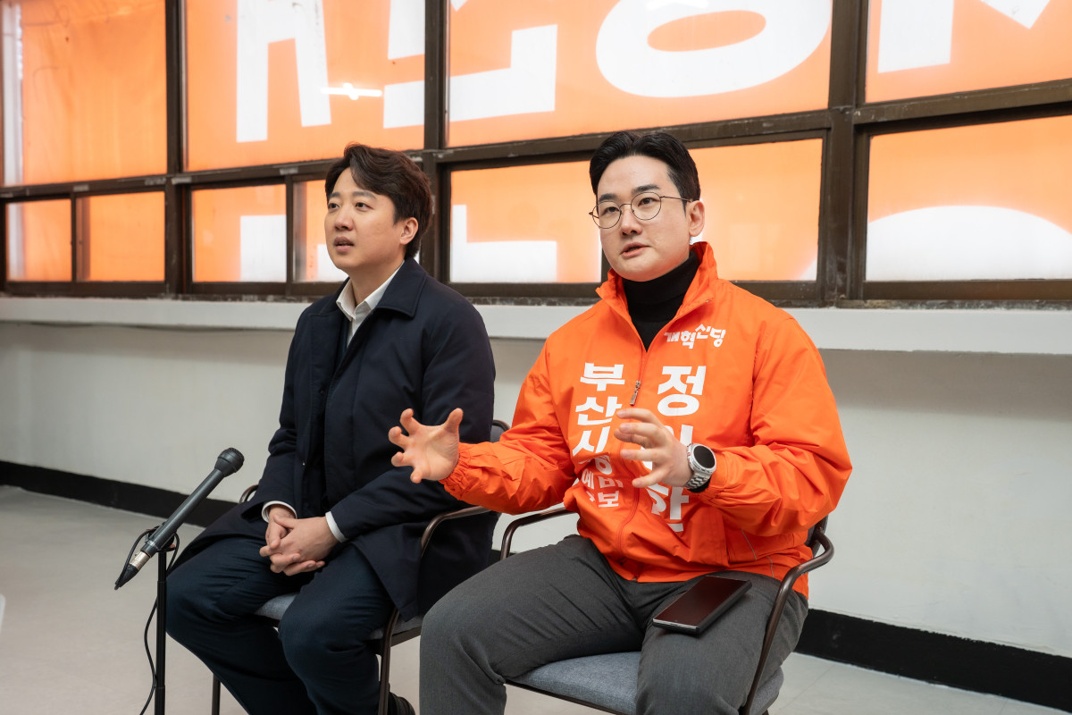 ▲이준석 대표와 정이한 후보가 개혁신당 정이한 부산시장 캠프 개소식에서 기자들의 질문에 답하고 있다. (사진제공=정이한 후보 캠프)