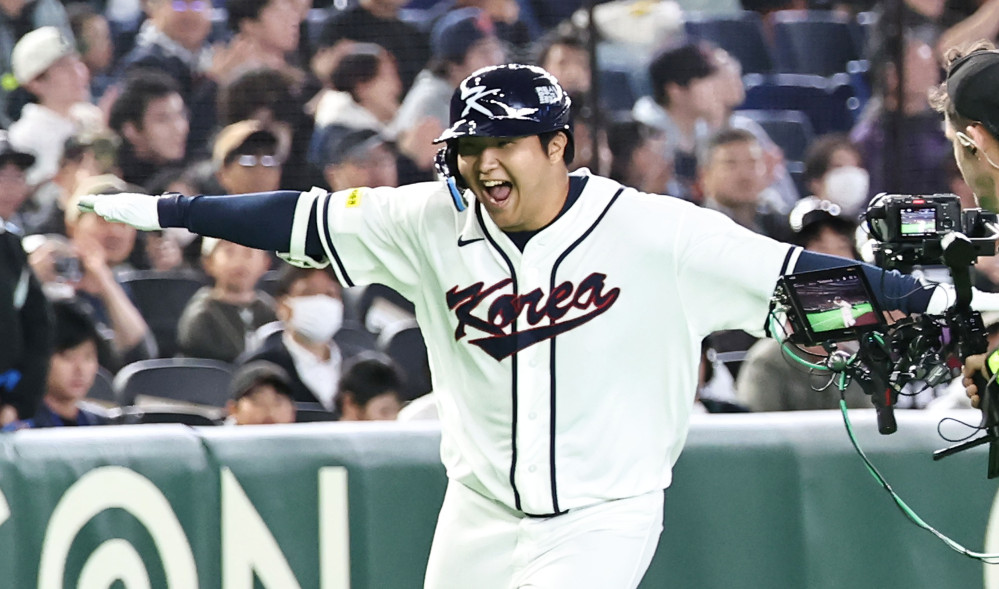▲5일 일본 도쿄돔에서 열린 2026 WBC 조별리그 C조 1차전 대한민국과 체코의 경기. 1회말 1사 만루 문보경이 만루 홈런을 치고 그라운드를 돌고 있다. (연합뉴스)