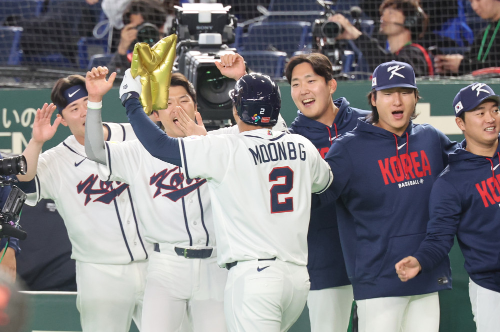 ▲5일 일본 도코돔에서 열린 2026 월드베이스볼클래식(WBC) 조별리그 C조 1차전 한국과 체코의 경기.    1회말 1사 만루 한국 문보경이 만루 홈런을 친 뒤 동료들과 자축하고 있다. (연합뉴스)
