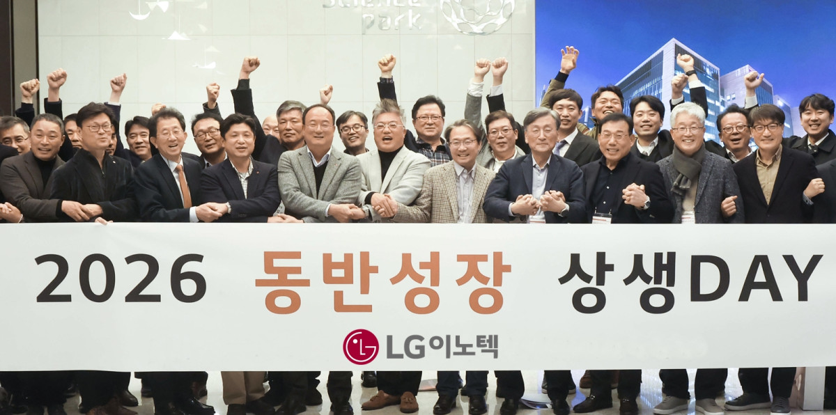 ▲LG이노텍이 5일 서울 강서구 LG사이언스파크에서 문혁수 사장을 비롯한 LG이노텍 관계자와 협력회 회장사인 에이피텍 주재철 대표 등 주요 협력사 대표 40여 명이 참석한 가운데 '2026 동반성장 상생데이'를 열고, 2026년 공정거래 및 동반성장협약을 체결했다. (사진제공=LG이노텍)