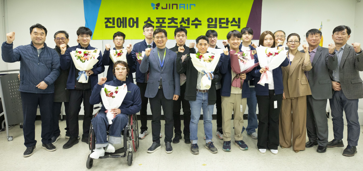 ▲진에어가 지난 5일 서울 강서구 등촌동 본사에서 장애인 스포츠 선수 입단식을 진행했다. (자료제공=진에어)