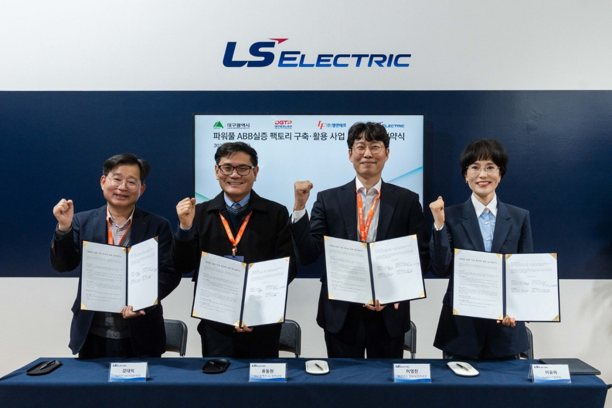 ▲엘앤에프, 대구광역시, 대구테크노파크, LS일렉트릭 관계자들이'파워풀 ABB 기술 확산 업무협약(MOU)' 체결 후 기념 촬영을 하고 있다.(왼쪽부터) 대구 TP 강대익 AX산업본부장, 대구광역시 류동현 AI 정책과장,엘앤에프 이영찬 정보보안부문장, LS일렉트릭 이유미 System 사업부장. (엘앤에프)