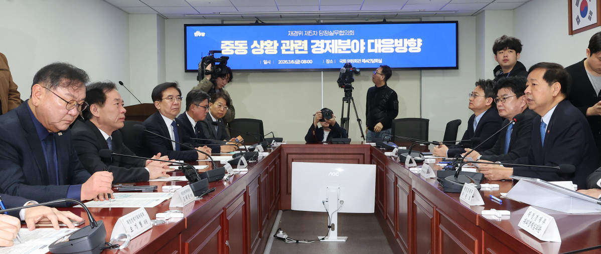 ▲구윤철 부총리 겸 재정경제부 장관(오른쪽)이 6일 국회 의원회관에서 열린 중동 상황 관련 경제 분야 대응방향 당정실무협의회에서 인사말을 하고 있다. 왼쪽은 국회 재정경제기획위원회 더불어민주당 정태호 간사(왼쪽 두 번째)를 비롯한 위원들. (연합뉴스)