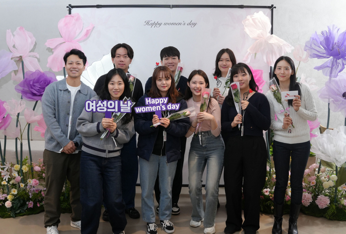 ▲SK바이오팜 직원들이 6일 '2026 세계 여성의 날' 기념행사에서 기념촬영하고 있다. (사진제공=SK바이오팜)