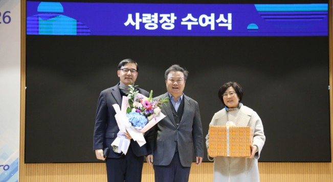 ▲박석회 에코프로씨엔지 대표(왼쪽)와 부인 강정숙 씨(오른쪽)가 지난 1월 에코프로 시무식에서 열린 승진 임명장 수여식에서 이동채 에코프로 창업주와 기념사진을 촬영하고 있다. (에코프로)
