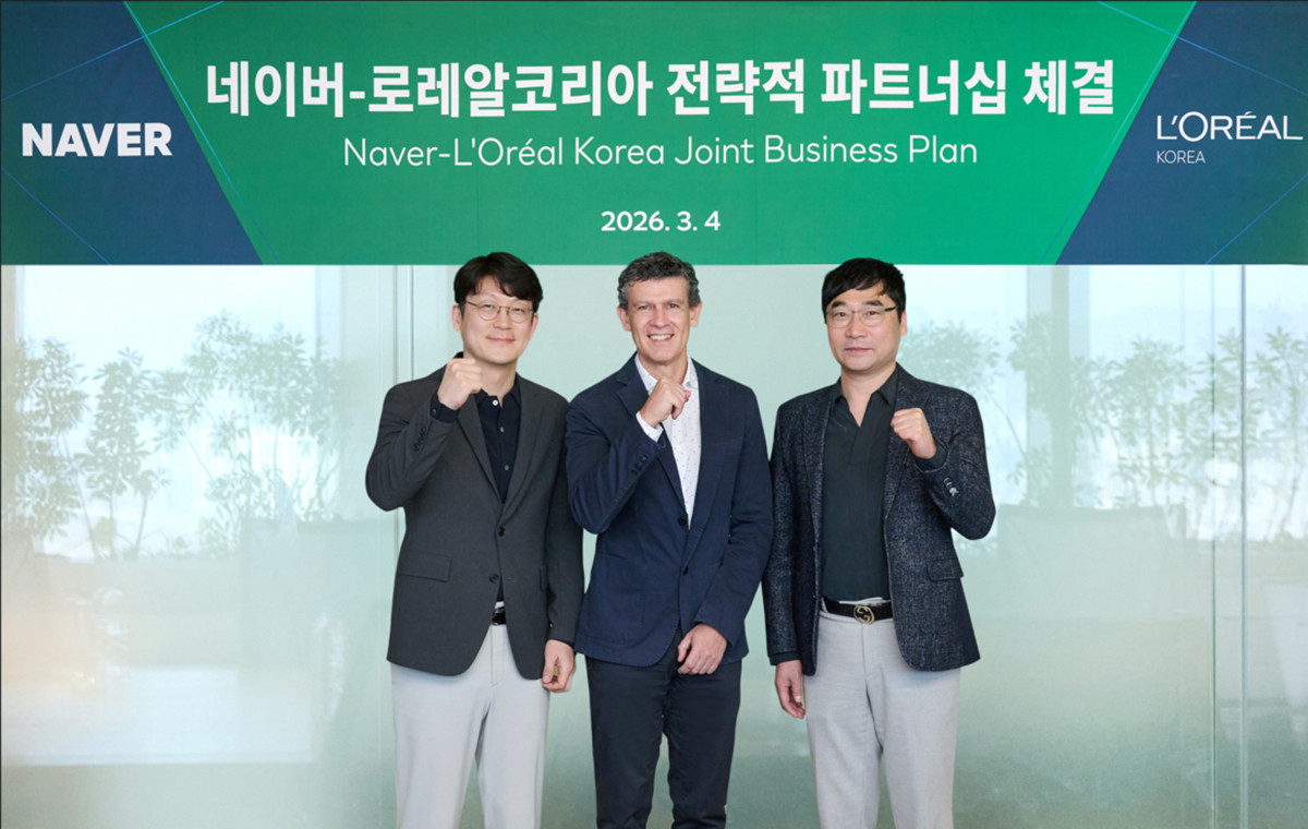 ▲로레알코리아와 네이버가 뷰티 커머스 강화를 위한 전략적 파트너십을 체결하며 한재영(왼쪽부터) 네이버 광고 세일즈 전무, 로드리고 피자로 로레알코리아 대표, 임현동 네이버 쇼핑 E-KAM 센터장이 기념촬영을 하고 있다. (사진제공=로레알코리아)
