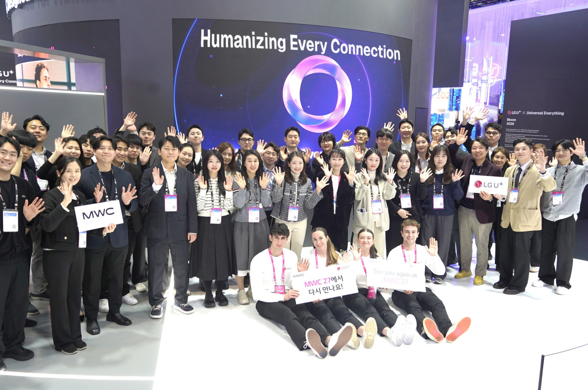 ▲LG유플러스가 이달 2일부터 스페인 바르셀로나에서 열린 MWC26에서 선보인 ‘사람중심 AI(Humanizing Every Connection)’ 기술이 글로벌 통신 업계 관계자들의 주목을 받으며 성황리에 전시를 마무리했다고 밝혔다. 사진은 스페인 바르셀로나에서 공개된 LG유플러스 MWC26 전시관에서 임직원들이 내년 MWC에 대한 기대감을 드러내는 모습. (사진제공=LG유플러스)