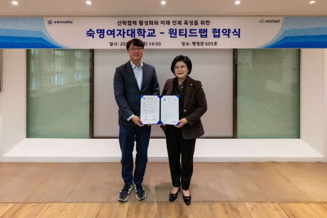 ▲서울 용산구 숙명여자대학교에서 5일 열린 협약식에서 이복기 원티드랩 대표이사와 문시연 숙명여대 총장(오른쪽)이 ‘AI 기반 인재 양성을 위한 산학협력 업무협약’을 체결하고 기념촬영을 하고 있다. (사진제공=원티드랩)
