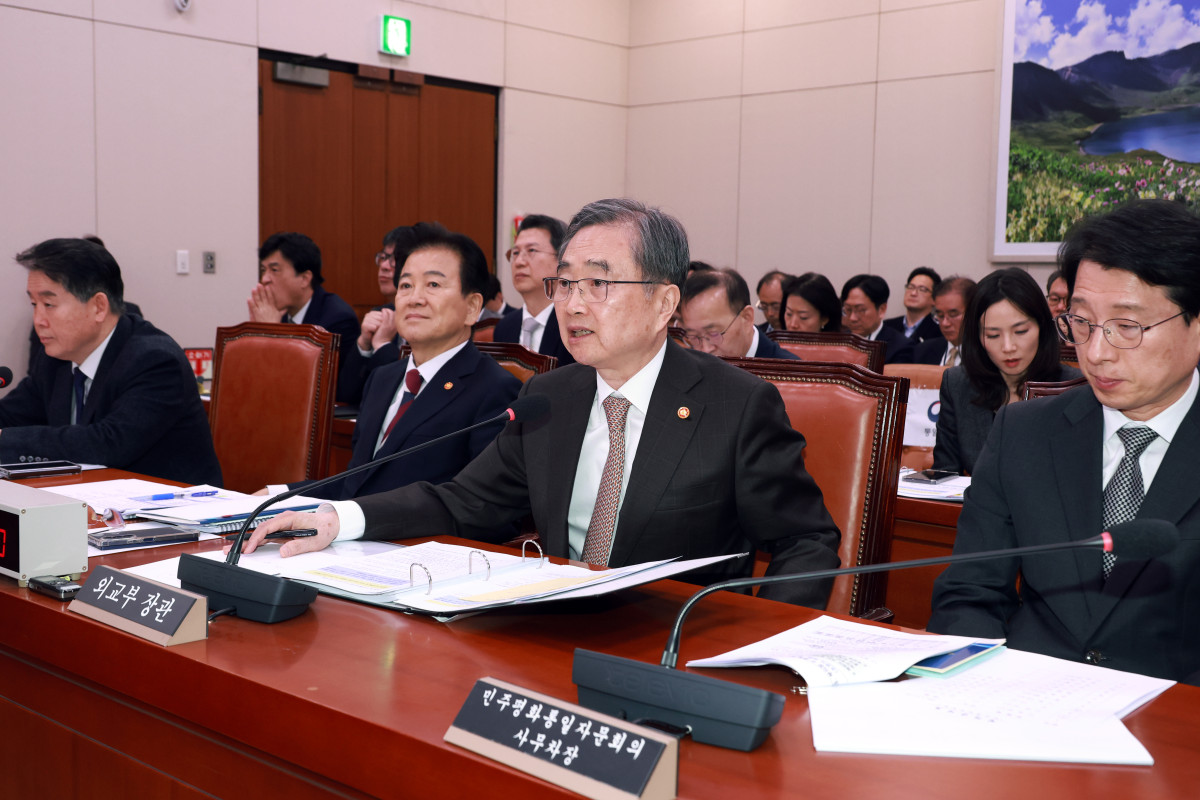 ▲[서울=뉴시스] 고승민 기자 = 조현 외교부 장관이 6일 서울 여의도 국회에서 열린 외교통일위원회 전체회의에서 의원 질의에 답하고 있다. 2026.03.06. kkssmm99@newsis.com