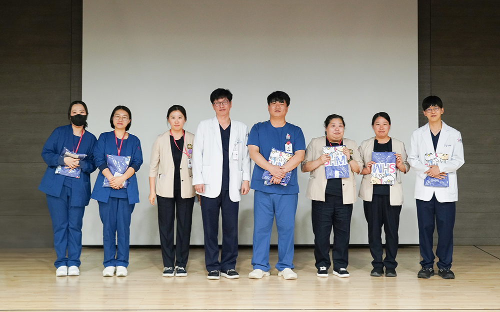 ▲시화병원이 송산홀에서 '2026년 전 직원 심폐소생술 실기 교육 및 평가' 우수자 시상식을 개최한 가운데, 박혁성 마취통증의학과 과장(왼쪽 네 번째) 등 최우수자들이 기념 촬영을 하고 있다. (시화병원)