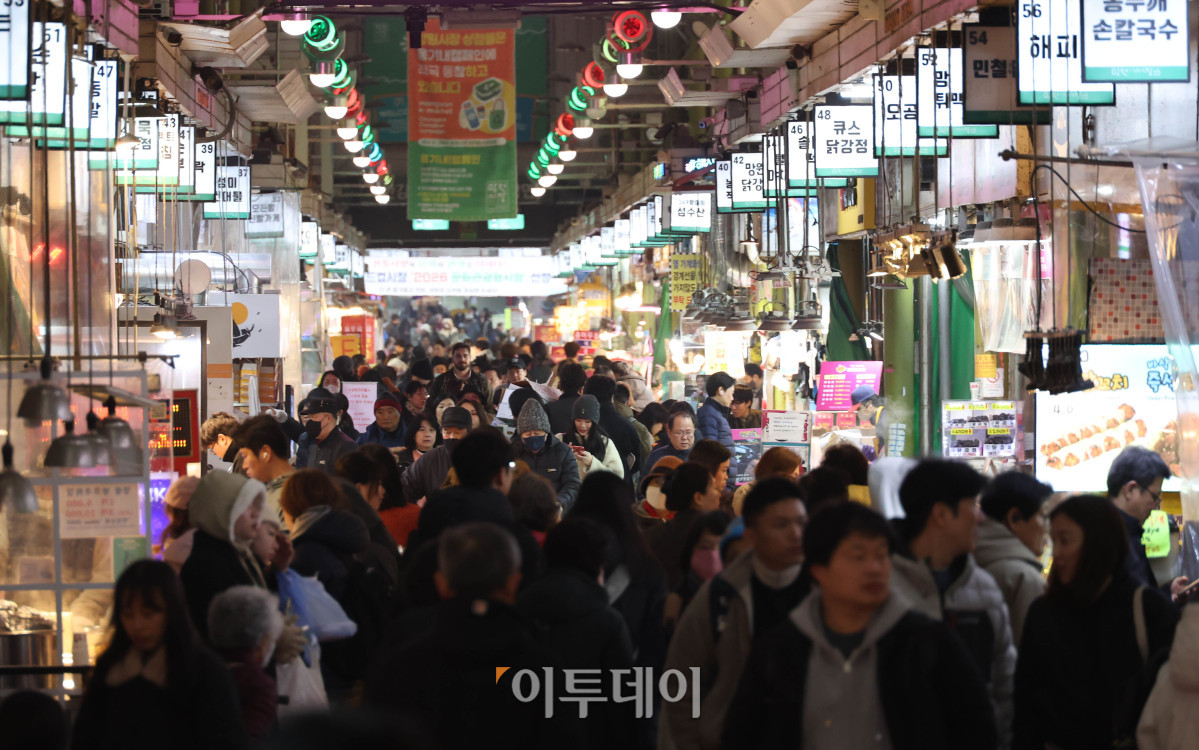 ▲6일 서울 마포구 망원시장에 시민들과 관광객이 북적이고 있다. 고이란 기자 photoeran@