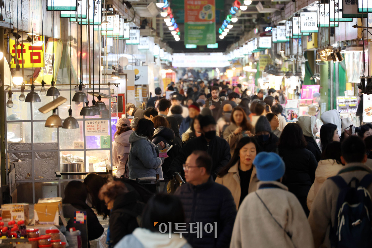 ▲6일 서울 마포구 망원시장에 시민들과 관광객이 북적이고 있다. 고이란 기자 photoeran@