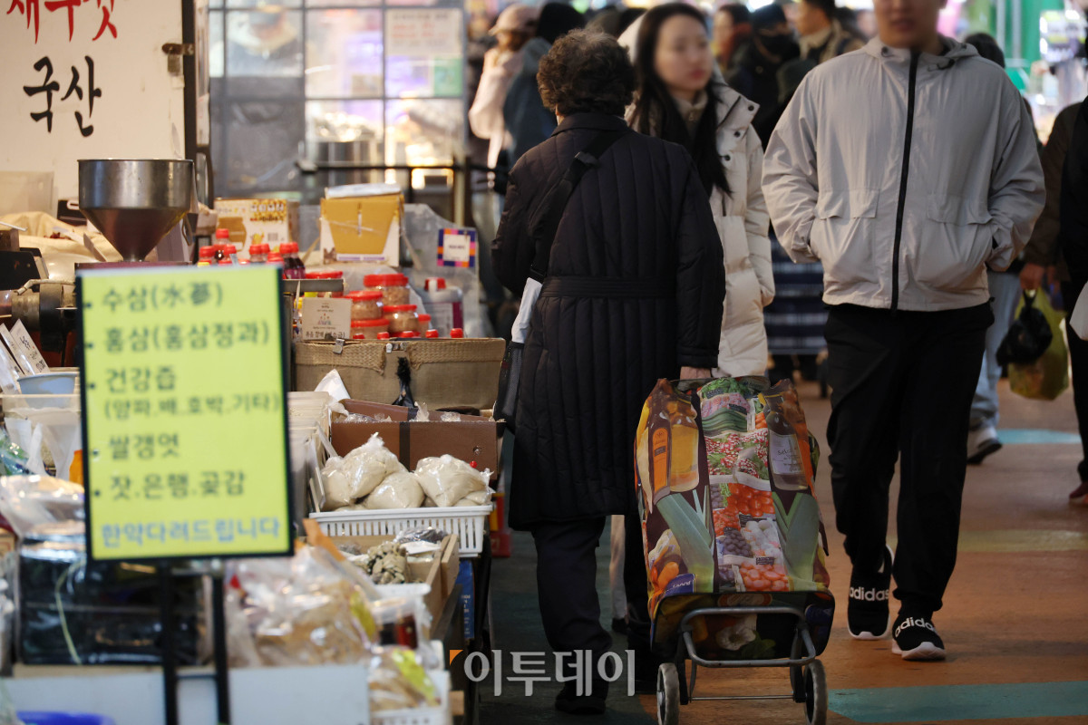 ▲6일 서울 마포구 망원시장에서 시민들이 장을 보고 있다. 고이란 기자 photoeran@