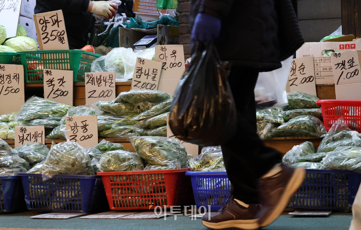 ▲6일 서울 마포구 망원시장에서 시민들이 장을 보고 있다. 고이란 기자 photoeran@