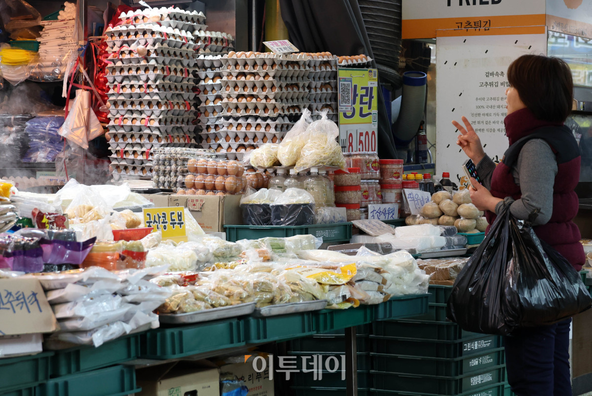 ▲6일 서울 마포구 망원시장에서 시민들이 장을 보고 있다. 고이란 기자 photoeran@