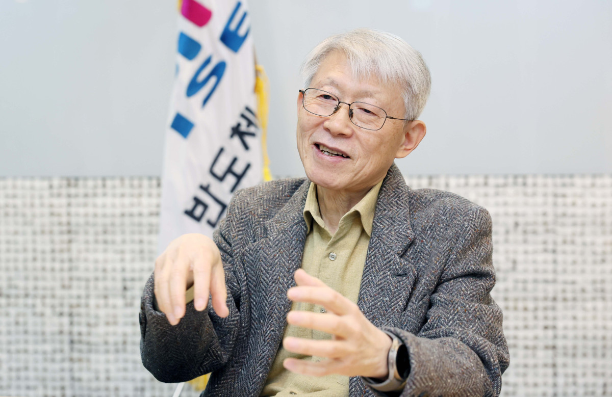 ▲최기영 반도체공학회장이 서울 강남구 반도체공학회에서 이투데이와 인터뷰를 갖고 있다. 신태현 기자 holjjak@
