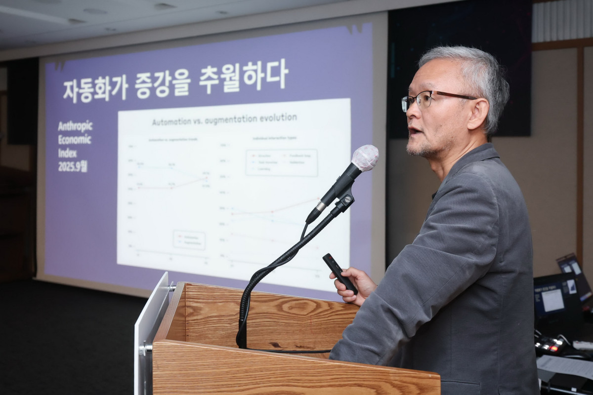 ▲박태웅 녹서포럼 의장이 6일 서울 중구 한국프레스센터에서 ‘AI 전환 시대 국가교육 비전 포럼’에서 발표하고 있다. (사진=국가교육위원회)