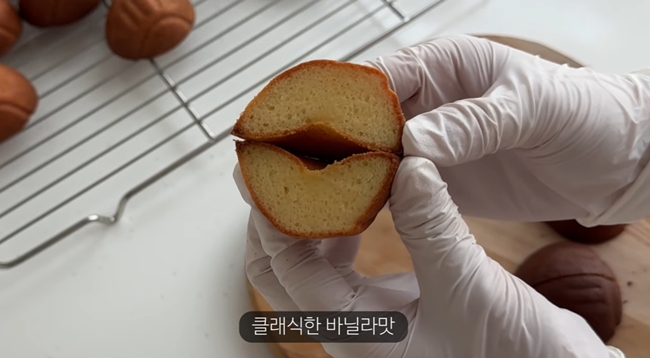 ▲유튜버 히마 베이킹이 직접 만든 상하이 버터떡의 단면을 보여주고 있다. (출처=유튜브 '히마 베이킹' 화면 갈무리)