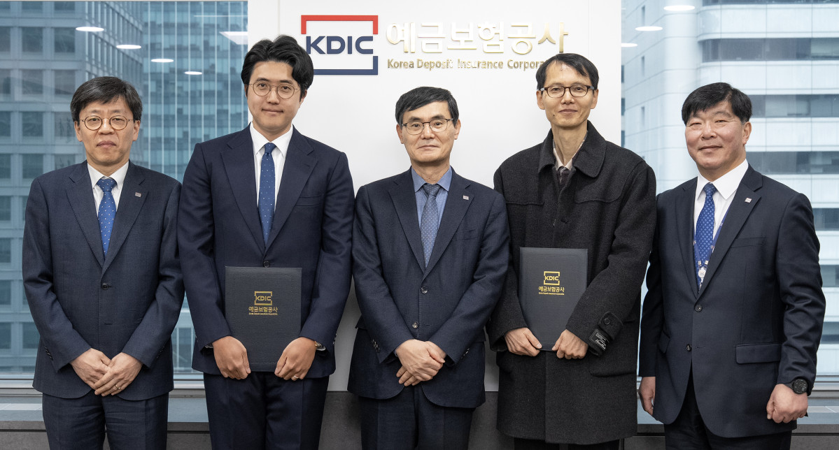 ▲(사진 왼쪽부터)임일섭 예금보험공사 연구소장과 김상래 경희대학교 교수, 김성식 예금보험공사 사장, 권세훈 상명대학교 교수, 문형욱 예금보험공사 이사가 6일 예보 본사에서 개최된 예금보험공사 객원연구위원 위촉식에서 기념촬영을 하고 있다. (사진제공=예금보험공사)