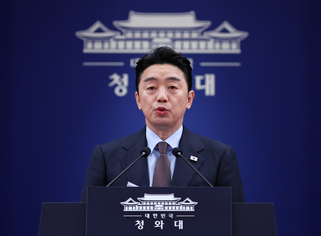 ▲강훈식 대통령 비서실장이 6일 청와대 춘추관에서 UAE 체류 국민 귀국 지원 및 원유 확보 관련 브리핑을 하고 있다. (연합뉴스)