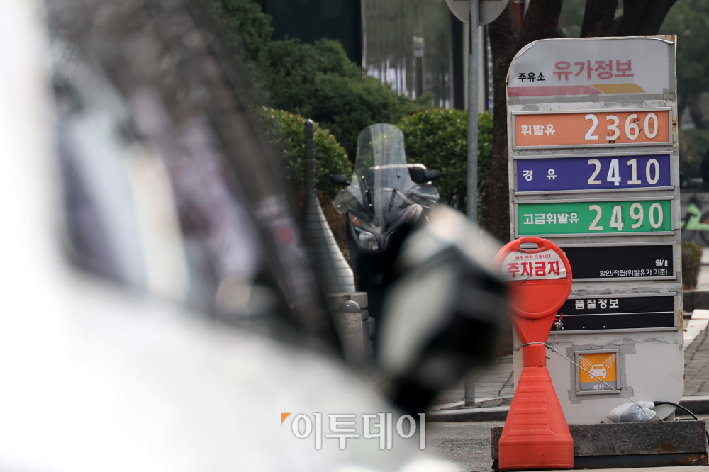 ▲중동 정세 불안에 따른 유가 상승 우려로 주유 수요가 늘면서 국내 주유소 기름값이 빠르게 오르고 있다. 이와 관련해 정부는 최근 유가 상승 국면에서 일부 석유류 가격의 과도한 인상으로 시장 교란이 발생할 가능성이 있다고 보고 점검을 강화하고 있다. 6일 서울의 한 주유소 모습. 고이란 기자 photoeran@