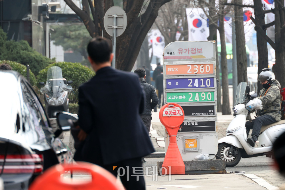 ▲중동 정세 불안에 따른 유가 상승 우려로 주유 수요가 늘면서 국내 주유소 기름값이 빠르게 오르고 있다. 이와 관련해 정부는 최근 유가 상승 국면에서 일부 석유류 가격의 과도한 인상으로 시장 교란이 발생할 가능성이 있다고 보고 점검을 강화하고 있다. 6일 서울의 한 주유소 모습. 고이란 기자 photoeran@