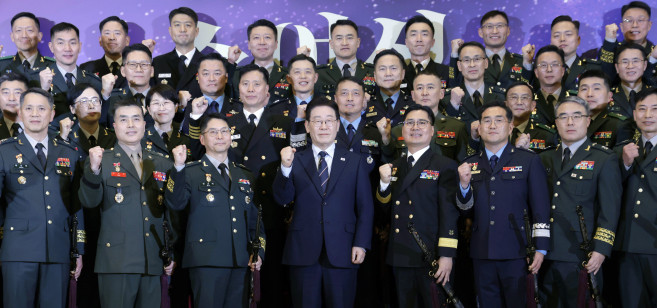 ▲이재명 대통령이 6일 청와대 영빈관에서 열린 2026년 준장 진급 장성 삼정검 수여식에서 진급자들과 기념촬영을 하고 있다. (연합뉴스)