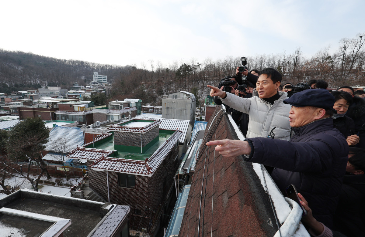 ▲오세훈 서울시장이 서울 관악구 신림7 재개발 구역을 찾아 현장 점검을 하고 있는 모습 (뉴시스)