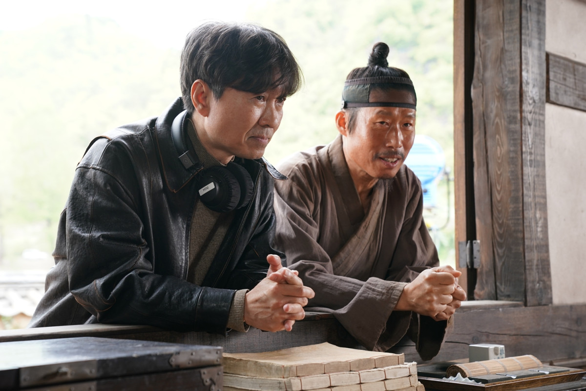 ▲'왕과 사는 남자'를 연출한 장항준(왼쪽) 감독과 '엄흥도' 역의 배우 유해진 (사진제공=쇼박스)
