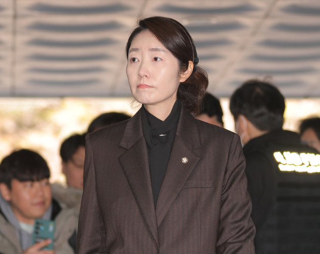 ▲'1억 공천헌금' 의혹을 받는 강선우 무소속 의원이 3일 서울 서초구 서울중앙지방법원에서 열린 구속 전 피의자 심문(영장실질심사)에 출석하고 있다. (연합뉴스)