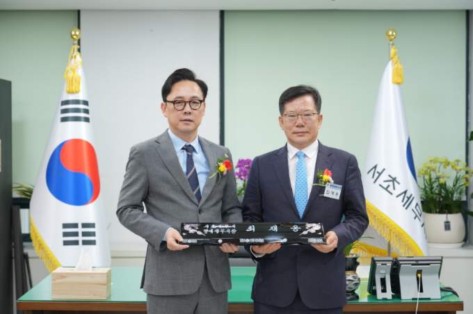 ▲서초세무서 명예서장으로 위촉된 최재웅 변호사(오른쪽)