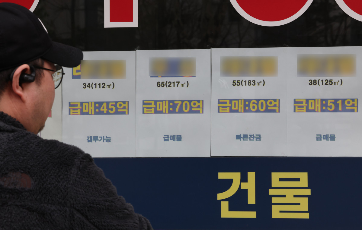 ▲서울 강남구 한 부동산 중개업소에 붙은 급매물 광고. (사진제공=연합뉴스)