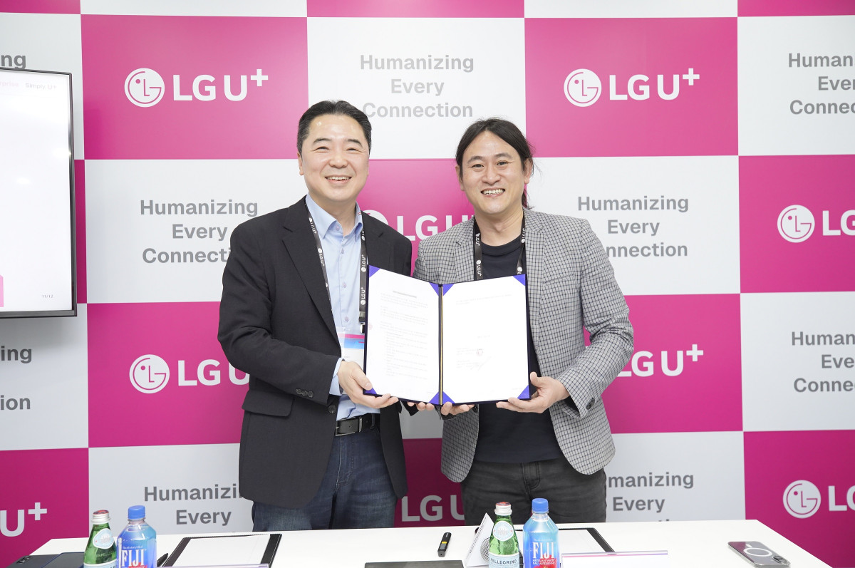 ▲LG유플러스가 인공지능(AI) 반도체 기업 퓨리오사AI와 손잡고 기업 내부에서 안전하게 바로 사용할 수 있는 ‘소버린 AI 어플라이언스’를 개발한다. (왼쪽부터) 이상엽 LG유플러스 CTO(전무)와 백준호 퓨리오사AI 대표가 MWC26 현장에서 기념촬영을 하는 모습. (사진제공-LG유플러스)