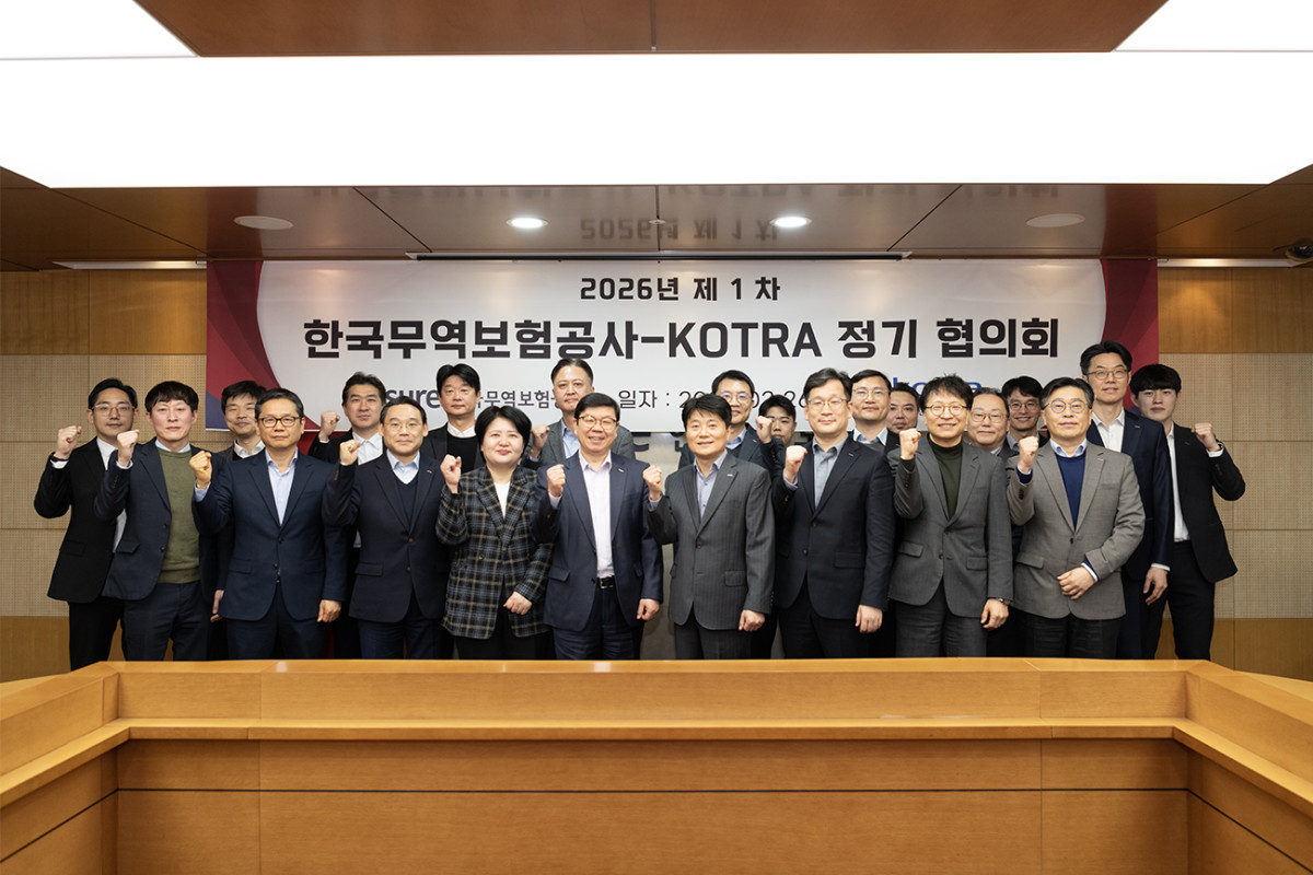 ▲박진식 한국무역보험공사 부사장(앞줄 오른쪽에서 네번째)과 이희상 코트라 수석부사장(앞줄 오른쪽에서 다섯번째) 등이 지난달 26일 서울 종로구 한국무역보험공사 본사에서 열린 ‘한국무역보험공사-코트라 정기 협의회’에서 기념 촬영을 하고 있다. (사진제공=한국무역보험공사)