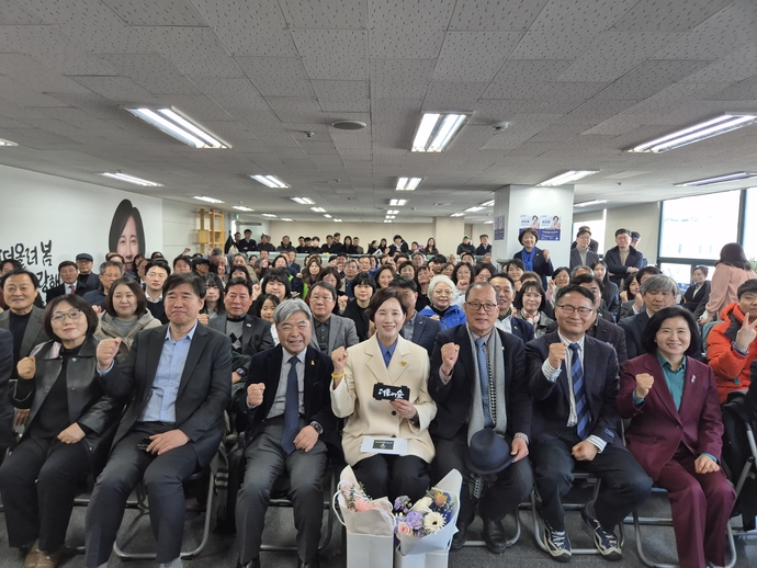 ▲유은혜 경기도교육감 예비후보(앞줄 가운데)가 7일 수원시 팔달구 마라톤빌딩에서 열린 선거캠프 '유는 해' 개소식에서 이재정 전 경기도교육감, 이원종 배우, 현역 국회의원 등 약 1000명의 지지자들과 함께 주먹을 쥐어 보이고 있다. 이날 개소식은 전직 교육부 장관 출신의 유 예비후보가 경기도교육감 선거 판세를 본격적으로 흔드는 출발점이 됐다. (김재학 기자)
