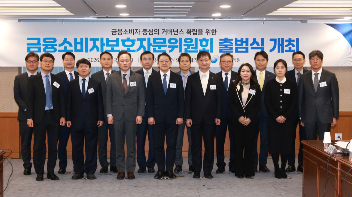 ▲(앞줄 왼쪽부터) 이영태 한국일보 논설위원, 강병훈 카이스트 교수, 표창원 한림대학교 특임교수, 김우찬 고려대 교수, 이찬진 금융감독원장, 정운영 금융과행복네트워크 이사장, 이정민 한국금융소비자보호재단 연구위원, 김종보 참여연대 소장, (뒷줄 왼쪽부터) 김욱배 금융감독원 부원장보, 황선오 금융감독원 부원장, 김성욱 금융감독원 부원장, 이세훈 금융감독원 수석부원장, 배재규 한국투자신탁운용 대표이사, 정상혁 신한은행 은행장, 구본욱 KB손해보험 대표이사, 박지선 금융감독원 금융소비자보호처장이 6일 ‘금융소비자보호자문위원회’ 출범 이후 열린 제1차 회의에서 기념사진 촬영을 하고있다. (사진제공=금융감독원)