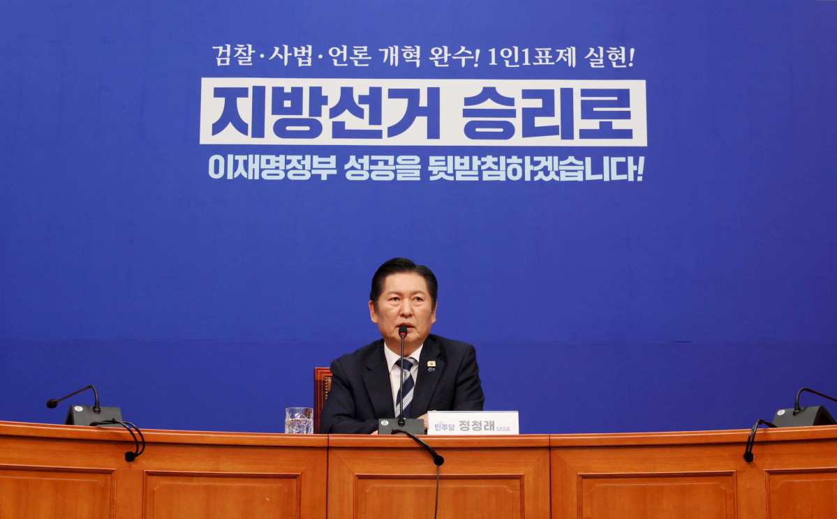 ▲정청래 더불어민주당 대표가 8일 서울 여의도 국회에서 취임후 두 번째 기자회견을 갖고 있다. 신태현 기자 holjjak@