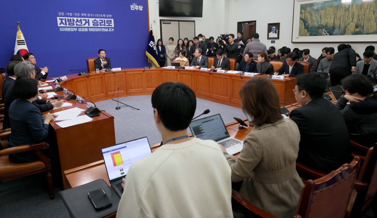 ▲정청래 더불어민주당 대표가 8일 서울 여의도 국회에서 취임후 두 번째 기자회견을 갖고 있다. 신태현 기자 holjjak@