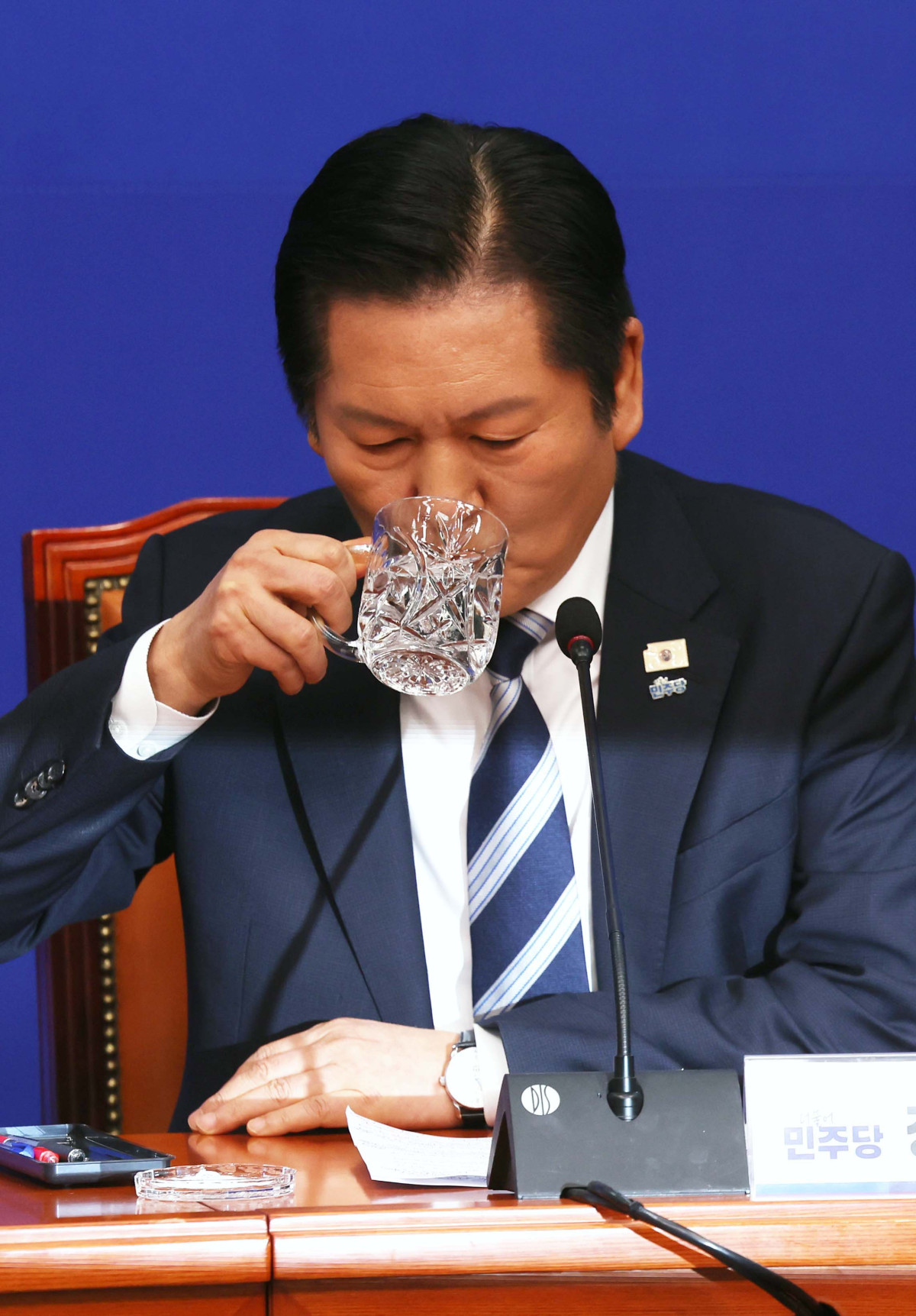 ▲정청래 더불어민주당 대표가 8일 서울 여의도 국회에서 취임후 두 번째 기자회견을 갖고 취재진의 질문에 답하던 중 물을 마시고 있다. 신태현 기자 holjjak@