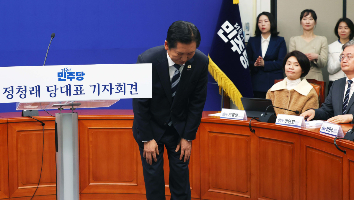 ▲정청래 더불어민주당 대표가 8일 서울 여의도 국회에서 가진 취임후 두 번째 기자회견에서 인사하고 있다. 신태현 기자 holjjak@